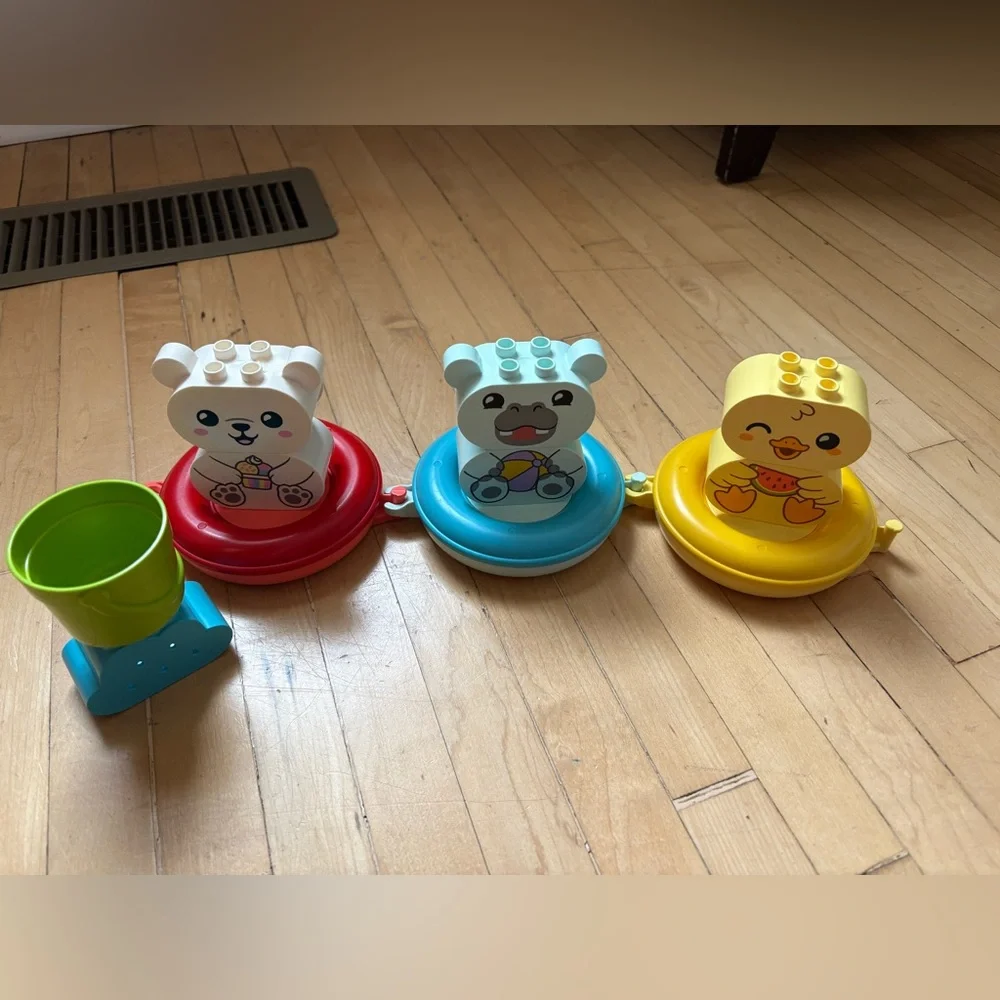 Bath Time Fun: Floating Animal Train Duplo Set - Picture 2 of 4